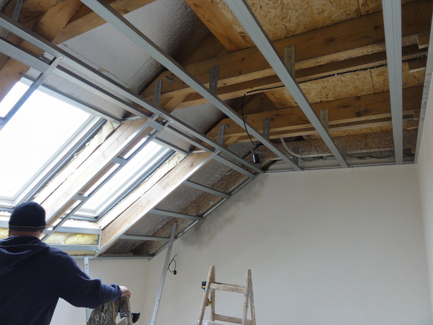 Sádrokartonové podhledy v obývacím pokoji a podkroví, Rudice